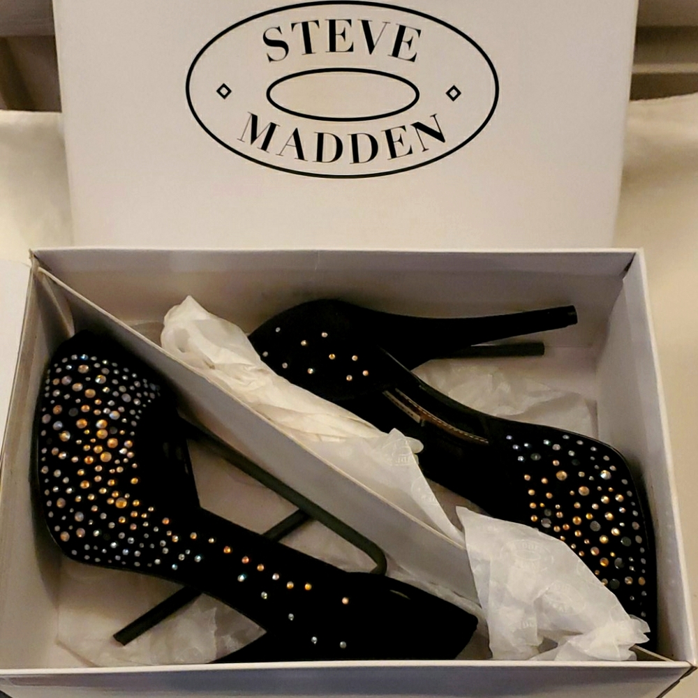 NIB Steve Madden Lannaa Peep toe Heels Black Suede